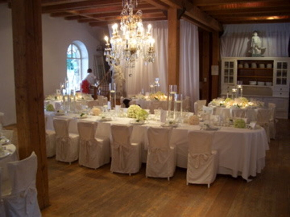 Hochzeitstische dekoriert mit Kronleuchter