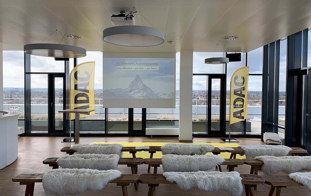 Location ADAC mit Bänken und Aussicht
