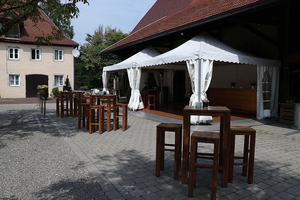 Rustikale Außenlocation mit Zelt