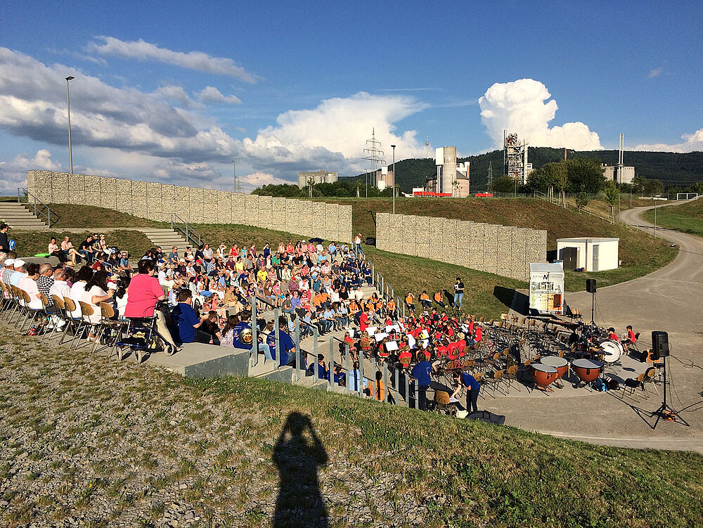 Publikum mit Orchester in runder Ordnung