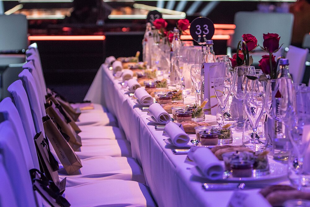 Miss Germany Stühle mit gedecktem Tisch