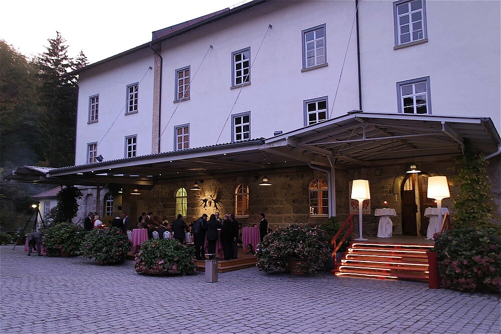 Gebäude mit Beleuchtung, Feuerstelle und Eingang