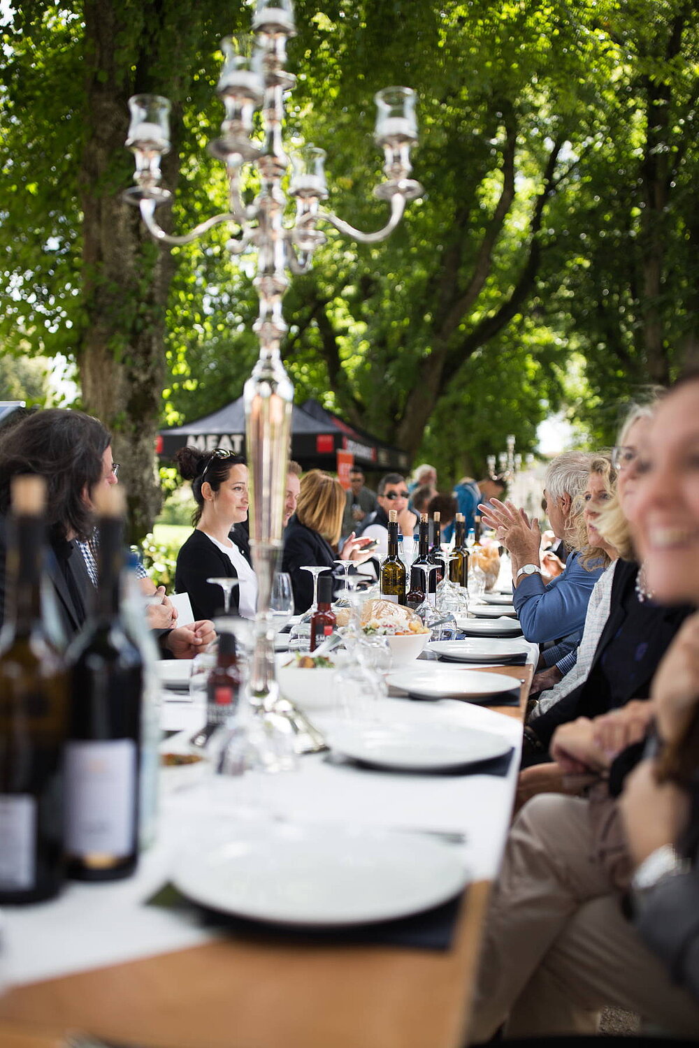 Elegant eingedeckter Tisch bei Outdoor Dining Event
