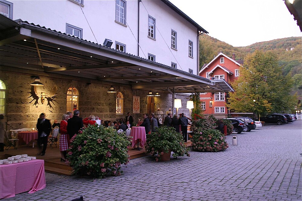 Gut besuchte Location außen mit rustikaler Deko