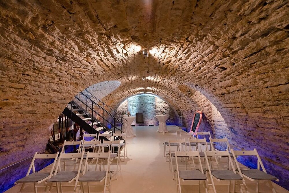 Gewölbekeller Bestuhlt mit Treppe und Stehtischen
