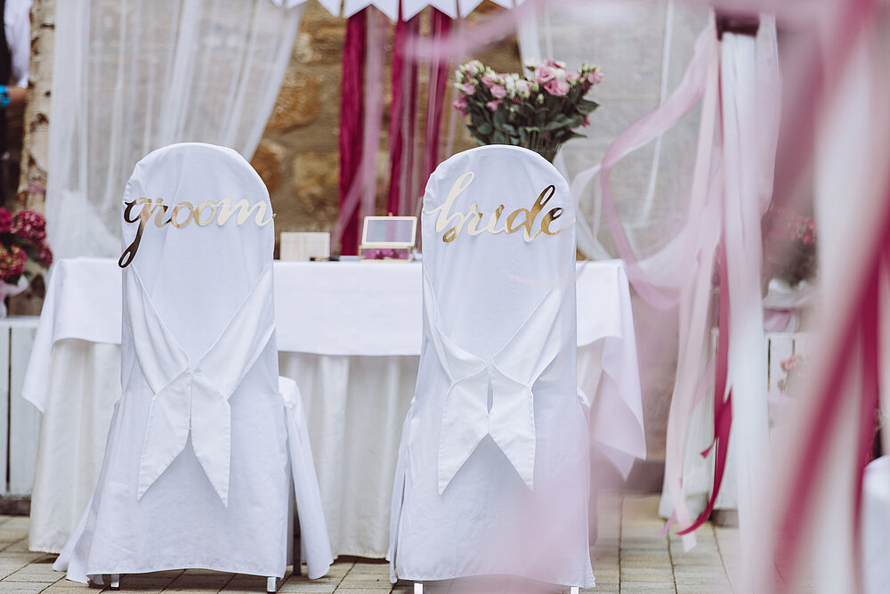 Hochzeitshussen an Stühlen