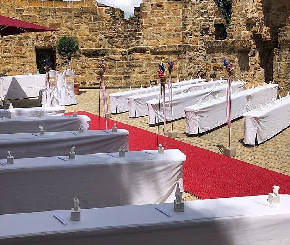 Tolle Hochzeitslocation mit dekorierten Gang