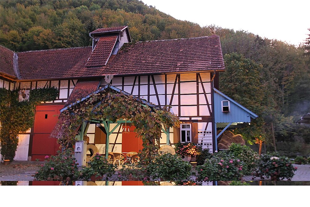 Fassade der Location mit Bepflanzung