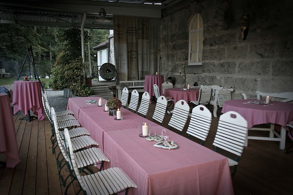 Klappstühle Location außen mit Kerzen