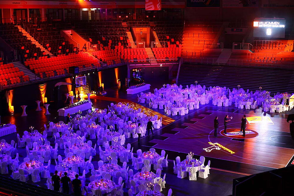 Festliche Ratiopharm Arena in Ulm mit Gala Dinner Bestuhlung