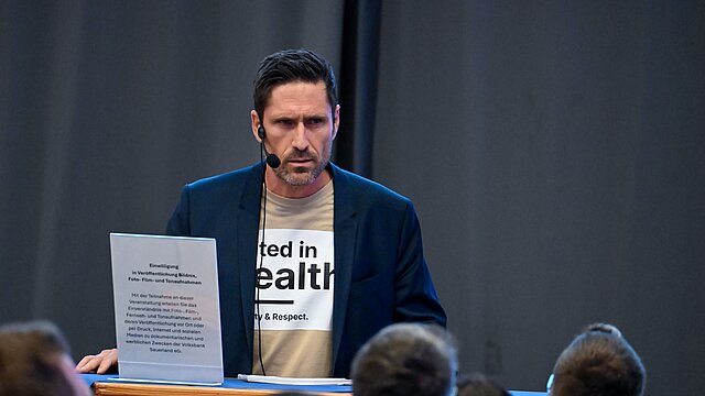Dr. Weigl hält einen Vortrag