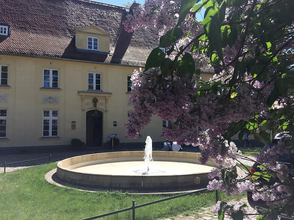 Brunnen vor Hotel