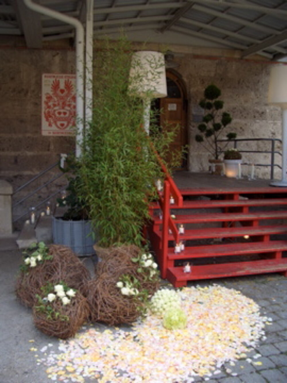 Rote Treppe mit Dekoration