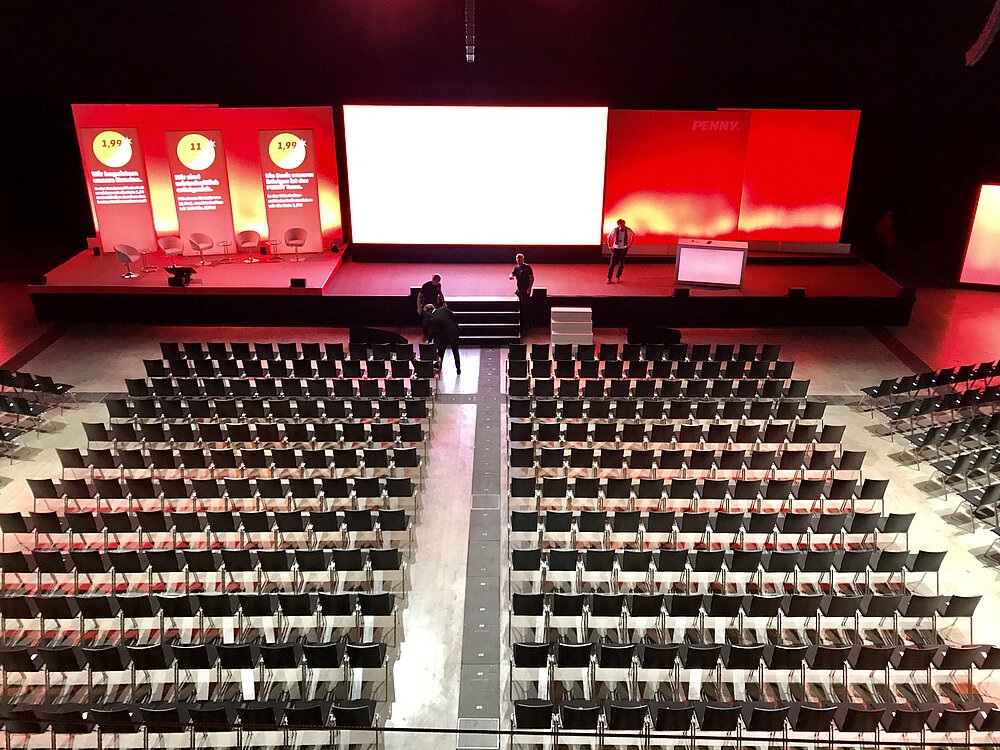 Bestuhlung Halle mit Blick auf Bühne