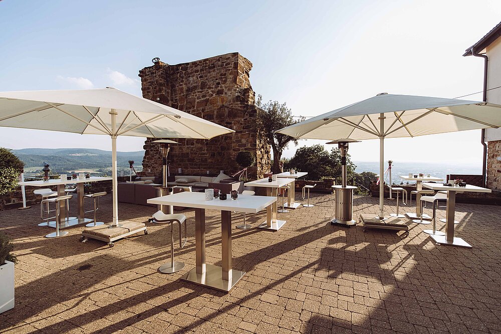 Burghof und Terrasse mit Ausblick 